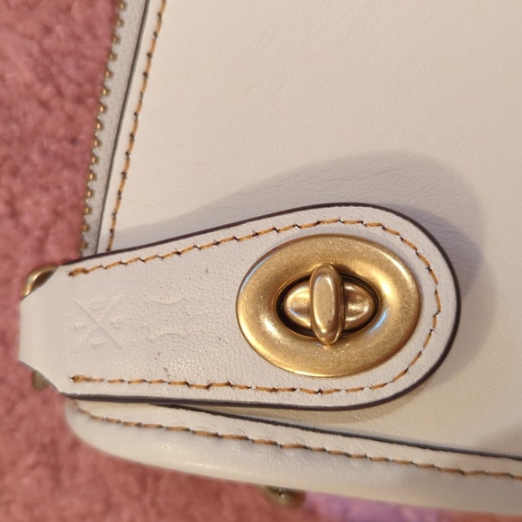 Coach Swinger Bag - Picture 3 of 8